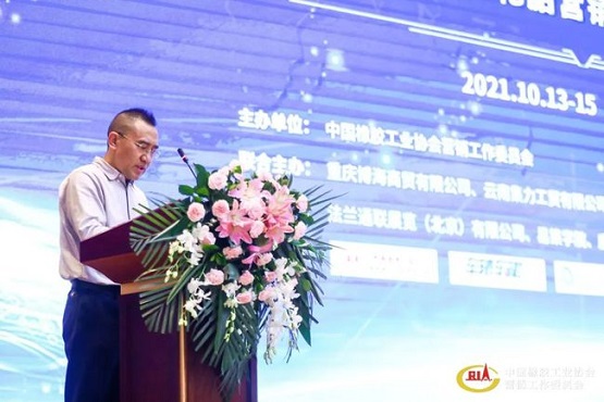 　中橡協(xié)副會(huì)長(zhǎng)兼營(yíng)銷工作委員會(huì)理事長(zhǎng)、云南集力工貿(mào)董事長(zhǎng) 朱仁恩
