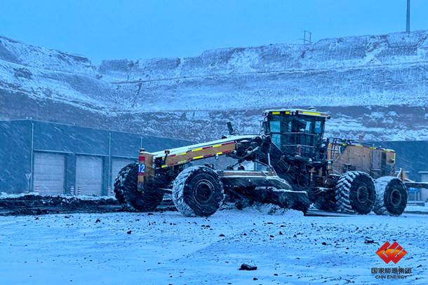 圖為平地機(jī)清理上煤生產(chǎn)道路積雪。
