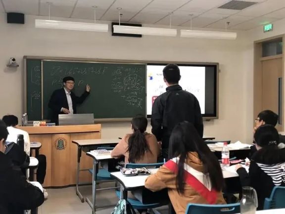 張立群老師給本科生上課 張立群老師給本科生上課
