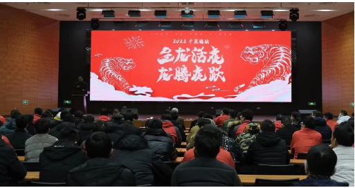 葛國(guó)榮為年度優(yōu)秀員工頒獎(jiǎng)，勉勵(lì)中策全體員工同心聚力、砥礪奮進(jìn)，在新的一程創(chuàng)造更優(yōu)異的成績(jī)。