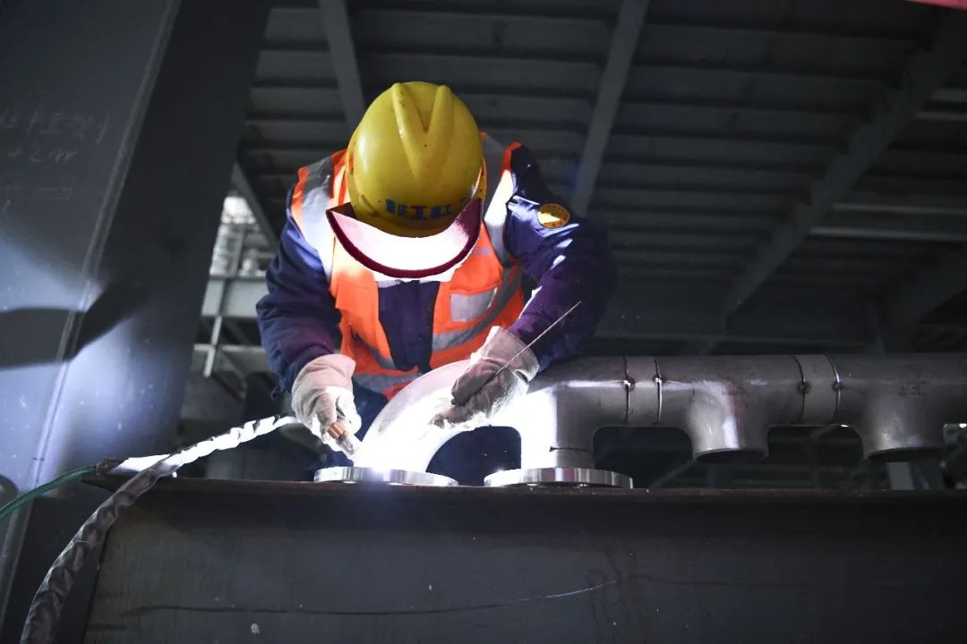 基地項(xiàng)目建設(shè)現(xiàn)場，工人正在焊接材料
