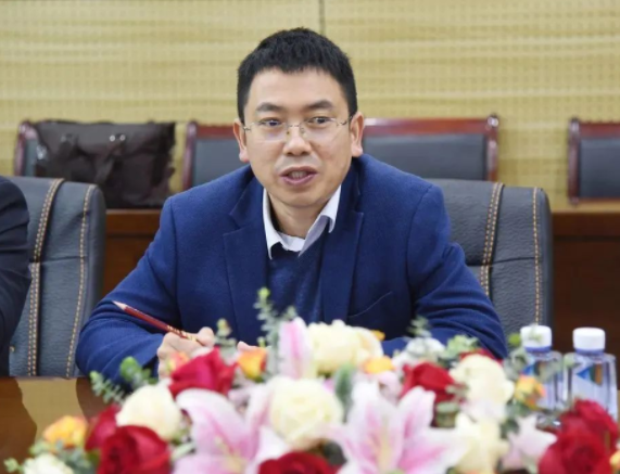 中車(chē)國(guó)變中心總經(jīng)理胡家喜在簽約儀式上致辭