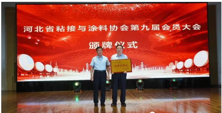 　隨后河北省民政廳民間組織管理局副局長、二級調(diào)研員任天良為田立壯理事長頒發(fā)理事長單位牌