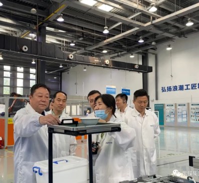 王耀一行受浪潮集團(tuán)執(zhí)行總裁、總工程師、浪潮云董事長、浪潮工業(yè)互聯(lián)網(wǎng)董事長肖雪邀請，來到浪潮集團(tuán)進(jìn)行參觀、座談