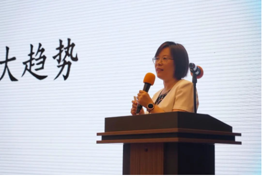 中國(guó)橡膠工業(yè)協(xié)會(huì)會(huì)長(zhǎng)徐文英，分享了“雙碳”及疫情背景下橡膠行業(yè)的發(fā)展現(xiàn)狀及展望。
