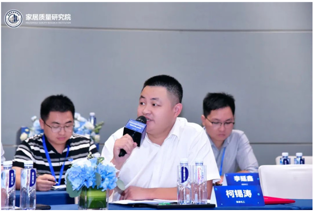 密封膠作為門窗輔材之一，主要用于窗框與玻璃的接縫密封、門窗框與內(nèi)外墻體的接縫密封，對(duì)于門窗的水密性、氣密性、保溫隔音性能等方面起到關(guān)鍵作用