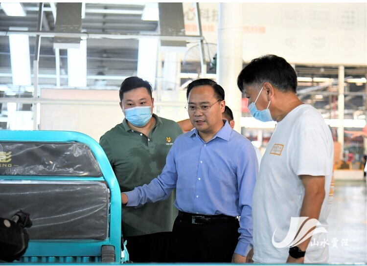 　在江蘇金彭車業(yè)有限公司生產(chǎn)車間，工人們緊張忙碌，多條生產(chǎn)線加速運(yùn)轉(zhuǎn)，一派忙碌的生產(chǎn)景象。