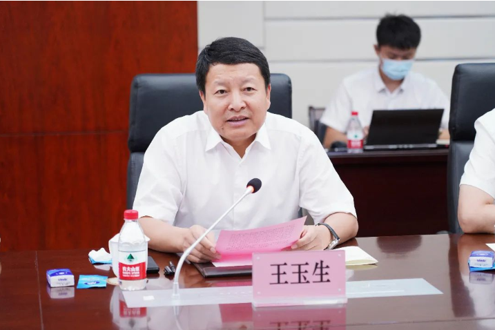 　王玉生對尹自波一行表示熱烈歡迎。他表示，中鐵建工集團與北新建材已有多年的合作基礎(chǔ)，合作業(yè)務(wù)非常廣泛，尤其在石膏板業(yè)務(wù)方面有深度合作，未來科學(xué)城的工程建設(shè)也為雙方奠定了更好的合作基礎(chǔ)，目前雙方也在繼續(xù)推進防水材料、涂料等新業(yè)務(wù)方面的合作。希望通過這次戰(zhàn)略協(xié)議的簽訂，雙方能在現(xiàn)有基礎(chǔ)上進行更加深入的合作，共創(chuàng)佳績，不斷取得新的成果，一起服務(wù)國家戰(zhàn)略，助力社會經(jīng)濟發(fā)展。