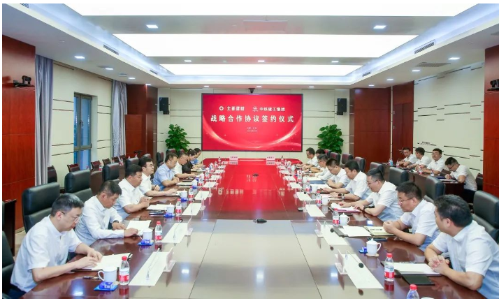 北新建材副總經(jīng)理楊正波，總經(jīng)理助理、北新防水總經(jīng)理丁尚華，龍牌集團總經(jīng)理邱洪，北新涂料總經(jīng)理陳燕，北新建材戰(zhàn)略營銷部總經(jīng)理毛欣飛;中鐵建工集團副總經(jīng)理黃振庭，中鐵裝配黨委書記、總經(jīng)理安振山，中鐵建工集團戰(zhàn)略規(guī)劃部部長蘇衛(wèi)東，經(jīng)營開發(fā)部部長于文濤，中鐵建工集團一公司總經(jīng)理曾科斌，中鐵裝配總工程師湯榮偉，中鐵建工集團物資設(shè)備部副部長陳子瀟參加簽約儀式和座談。