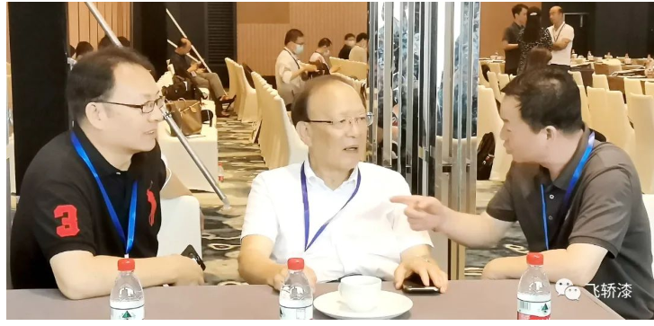 　圍繞參與浙江新材料科創(chuàng)高地建設(shè)和打造飛轎漆高端技術(shù)品牌，寧波涂協(xié)副會長單位浙江尚品飛轎制漆有限公司創(chuàng)始人薛瑞宣向薛群基匯報了飛轎漆最新科研應(yīng)用成果“石墨烯金鋼水漆”，不僅實現(xiàn)“鋼”上零碳，還為鋼鐵穿上了“金鋼衣”，并邀請薛群基院士下步到訪飛轎公司進行現(xiàn)場參觀指導(dǎo)。