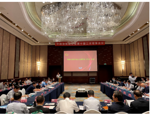  沈金榮在報告中指出，輪胎行業(yè)要穩(wěn)中求進調(diào)結構，去除低端過剩產(chǎn)能，提高經(jīng)濟運行質(zhì)量，提高供給質(zhì)量;鼓勵優(yōu)秀有實力的企業(yè)進行戰(zhàn)略布局;建設世界一流企業(yè)，重視人才培養(yǎng)和合作;以綠色低碳為抓手，重在節(jié)能降耗，實現(xiàn)行業(yè)整體升級;大力推進智能技術等創(chuàng)新驅(qū)動;優(yōu)化市場環(huán)境，倡導公平競爭與行業(yè)自律，實施品牌建設，實現(xiàn)健康發(fā)展。