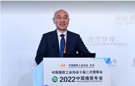 陳克正代表青島科技大學(xué)對(duì)本次會(huì)議的召開表示祝賀。他介紹稱，青島科技大學(xué)72年的發(fā)展歷史，是一部圍繞橡膠、研究橡膠、發(fā)展橡膠，與中國(guó)橡膠工業(yè)相互成就的歷史。學(xué)校形成了厚植橡膠基礎(chǔ)、突出橡膠核心、集聚橡膠媒介的三大辦學(xué)特色。