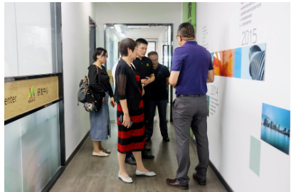 在參觀結束后，孫蓮英會長對納美新材在研發(fā)團隊、研發(fā)設備、以及新項目研發(fā)的持續(xù)投入表示贊賞，對公司在逆勢堅持創(chuàng)新發(fā)展表示了充分的肯定。