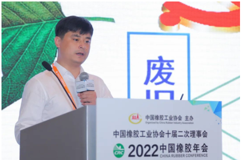南京綠金人橡塑高科有限公司總經(jīng)理史金煒作了《廢輪胎綠色資源化再利用技術(shù)研發(fā)及其產(chǎn)業(yè)化》的報(bào)告。