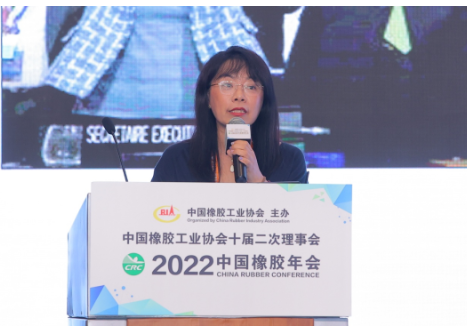 中國質量認證中心處長、國家低碳認證技術委員會執(zhí)行秘書長于潔的報告題目是《“雙碳”背景下橡膠行業(yè)參與碳市場與低碳發(fā)展》，她重點從“雙碳”的國內(nèi)外背景、橡膠行業(yè)與全國碳市場、橡膠制品低碳認證與發(fā)展展望等3個方面進行了介紹和分析。