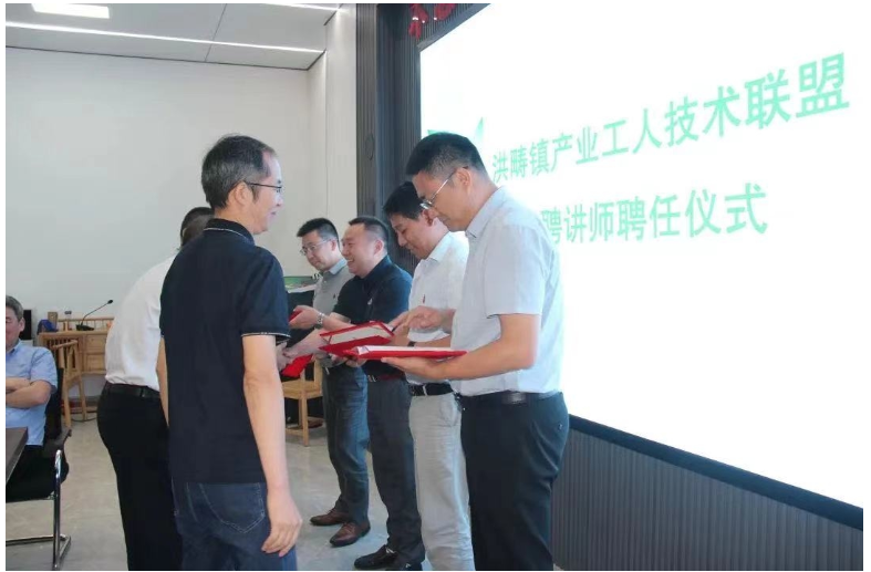 近年來，天臺縣加大傳統(tǒng)橡塑產業(yè)綠色改造力度，鼓勵洪三橡塑工業(yè)功能區(qū)橡塑制品生產企業(yè)引入綠色循環(huán)技術，推動重點環(huán)保項目建設，構建綠色制造體系。