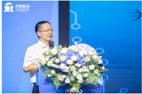 中橡協(xié)副會(huì)長(zhǎng)兼秘書(shū)長(zhǎng)雷昌純蒞臨大會(huì)，并講話。