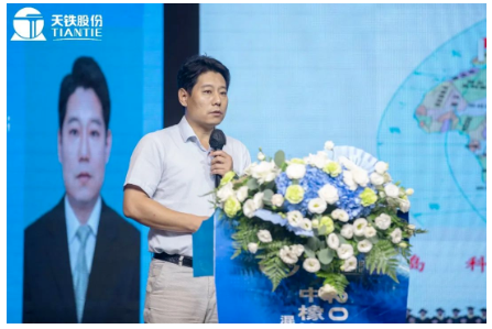 青島科技大學(xué)橡塑材料與工程重點(diǎn)實(shí)驗(yàn)室副主任劉偉博士，作了《橡塑材料改性技術(shù)及應(yīng)用》的報(bào)告;