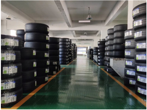 車轅車轍了解，在“產(chǎn)銷一體”模式的探索中，一些龍頭企業(yè)正在尋求落地，例如固特異推出“飛足e購(gòu)”志在讓代理商、輪胎店成為服務(wù)商;米其林RTM深度分銷模式，讓經(jīng)銷商已經(jīng)成為服務(wù)商和物流配送;賽輪集團(tuán)2021年河南、陜西、浙江賽輪輪胎銷售有限公司先后成立，尋求廠商融合、產(chǎn)銷融合。