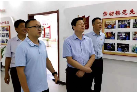 　市、縣兩級人民法院領(lǐng)導(dǎo)在李洋董事長的陪同下，先后來到公司五心黨建展廳、產(chǎn)品展示廳，并同公司有關(guān)人員進行深入座談。