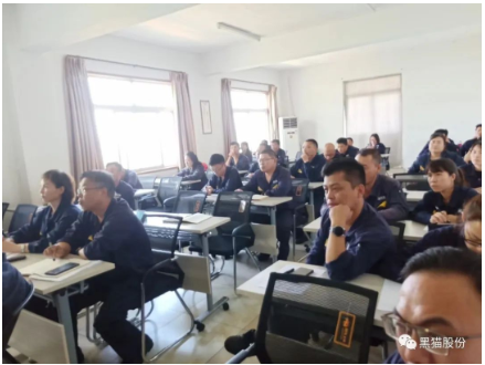 會(huì)議還對(duì)公司質(zhì)量管理工作進(jìn)行了總結(jié)，隨著客戶對(duì)產(chǎn)品質(zhì)量要求不斷提高，質(zhì)量服務(wù)已不僅僅是提供合格的產(chǎn)品，還包括質(zhì)量穩(wěn)定性、交貨及時(shí)性，后續(xù)的服務(wù)跟蹤，這是質(zhì)量服務(wù)的全流程。每一位員工都是質(zhì)量管理的參予者，在工作中要發(fā)現(xiàn)問(wèn)題改善問(wèn)題，養(yǎng)成良好的品質(zhì)意識(shí)。