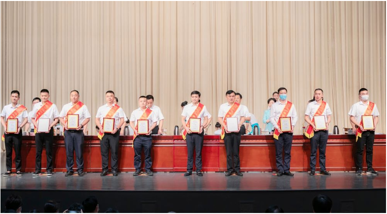 以此為契機(jī)，岳陽(yáng)東方雨虹將以“篤行者”的姿態(tài)擔(dān)當(dāng)使命、勇立潮頭;以“攀登者”的姿態(tài)擁抱時(shí)代、勇創(chuàng)高峰;以“引領(lǐng)者”的姿態(tài)堅(jiān)守正道、勇當(dāng)標(biāo)桿;以“奉獻(xiàn)者”的姿態(tài)回報(bào)社會(huì)、勇?lián)?zé)任