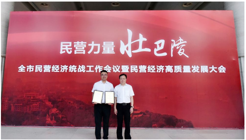 這場(chǎng)岳陽(yáng)民營(yíng)經(jīng)濟(jì)界的“奧斯卡盛典”評(píng)選依據(jù)包括企業(yè)創(chuàng)新能力強(qiáng)、管理水平高、企業(yè)信用好、社會(huì)貢獻(xiàn)大，以及民營(yíng)企業(yè)家勤奮創(chuàng)業(yè)、誠(chéng)信守法、真誠(chéng)奉獻(xiàn)等。