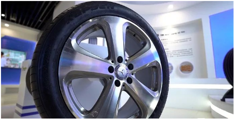 　2020年11月，福田時(shí)代汽車與華盛橡膠戰(zhàn)略合作簽約暨首批交車儀式舉行。