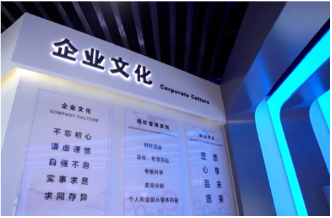 華盛集團(tuán)接待室的墻壁上，掛著一幅巨幅山水畫(huà)，題目叫《源遠(yuǎn)流長(zhǎng)》。盯著畫(huà)作，已出任集團(tuán)副董事長(zhǎng)的張玉亮，向記者暢想著未來(lái)：“心懷‘國(guó)之大者’，打造‘國(guó)貨精品’，包括華盛橡膠在內(nèi)的中國(guó)輪胎產(chǎn)業(yè)，必將迎來(lái)更高質(zhì)量發(fā)展!”