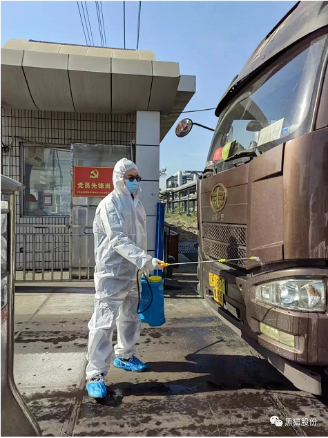 　烏海黑貓將迎難而上“戰(zhàn)疫情”，以“穩(wěn)”中有進(jìn)的定力、“靜”而有為的勇氣，全面統(tǒng)籌好疫情防控和生產(chǎn)經(jīng)營工作，在戰(zhàn)疫中彰顯“黑貓精神”。