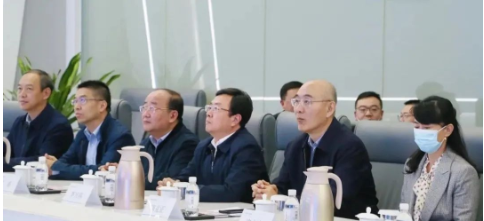 10月18日，青島科技大學(xué)黨委書(shū)記李興偉率領(lǐng)學(xué)校全體領(lǐng)導(dǎo)班子成員，調(diào)研國(guó)家橡膠與輪胎工程技術(shù)研究中心。