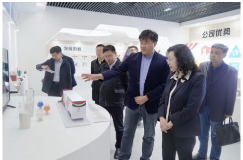 在科華賽邦展廳，華凌電纜工作人員為調(diào)研團(tuán)一行介紹了華凌電纜與白俄羅斯國家科學(xué)院合作研發(fā)的高性能改性尼龍、改性高分子材料、碳纖維復(fù)合材料等產(chǎn)品，廣泛應(yīng)用于軌道交通、汽車制造、民用等領(lǐng)域。科華賽邦(山東)產(chǎn)業(yè)發(fā)展有限公司總經(jīng)理謝永光著重為調(diào)研團(tuán)一行介紹了科華賽邦為2022年冬奧會雪蠟車研發(fā)的零下55度超低溫抗沖擊尼龍復(fù)合材料。