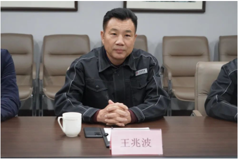 會議上，山東華凌產(chǎn)業(yè)園開發(fā)有限公司董事長王兆波首先對調(diào)研團(tuán)的到來表示熱烈歡迎，以及介紹了華凌的發(fā)展歷程與未來的發(fā)展規(guī)劃。