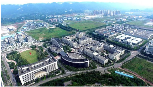 好在工廠(chǎng)有多次封控經(jīng)歷，已適應(yīng)閉環(huán)管理，能保持正常生產(chǎn)節(jié)奏。重慶兩江據(jù)報(bào)道，重慶兩江新區(qū)內(nèi)245家重點(diǎn)企業(yè)，均實(shí)行了封閉生產(chǎn)。韓泰輪胎在中國(guó)的第三家工廠(chǎng)，就位于這個(gè)大型汽車(chē)生產(chǎn)基地內(nèi)。