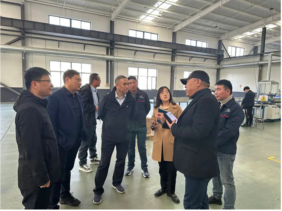 在青島致捷運(yùn)通新材料科技有限公司，調(diào)研組與企業(yè)共同探討了提升產(chǎn)量、拓展市場(chǎng)的思路，并鼓勵(lì)企業(yè)發(fā)揮既有產(chǎn)品優(yōu)勢(shì)，搶抓青島汽車產(chǎn)業(yè)發(fā)展風(fēng)口，進(jìn)一步拓寬銷售渠道，加快產(chǎn)品研發(fā)創(chuàng)新。