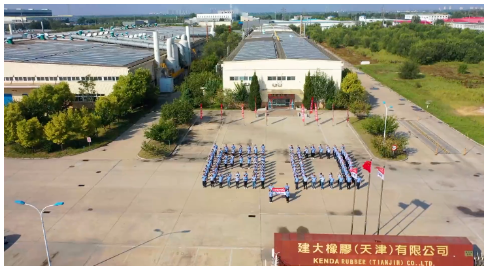 楊啟仁指出，2022年重資項(xiàng)目分別為投資了越南二廠二期、天津廠區(qū)新廠、云林廠密煉制程優(yōu)化、及沙灘車胎擴(kuò)產(chǎn)等。其中，越南二廠擴(kuò)建項(xiàng)目現(xiàn)狀是，營(yíng)運(yùn)中的越南二廠一期(KV2-1)廠規(guī)劃總?cè)债a(chǎn)能2萬條的轎車胎(含輕卡車胎)，今年6月輪胎日產(chǎn)能達(dá)1.2萬條，希望明年6月輪胎日產(chǎn)能可提高至2萬條(年產(chǎn)730萬條)。
