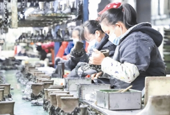 近日，在位于畢節(jié)高新區(qū)的貴州陸海龍騰鞋業(yè)有限公司生產(chǎn)車間，400余名員工正忙著趕制訂單，經(jīng)過裁剪、上膠、定型、品檢等一系列工序，一雙雙成品鞋陸續(xù)下線，銷往國內(nèi)外市場。