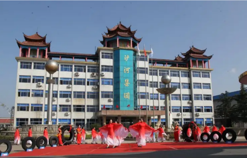 　山東瀘河集團(tuán)有限公司成立于1986年，位于山東省濰坊市，現(xiàn)擁有100萬(wàn)套全鋼子午胎和500萬(wàn)套半鋼子午胎生產(chǎn)線，其“瀘河”商標(biāo)被國(guó)家工商總局商標(biāo)局認(rèn)定為中國(guó)馳名商標(biāo)。