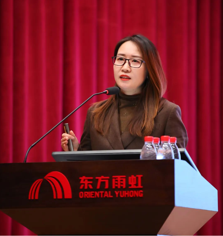 　東方雨虹控股副總裁兼東方雨虹控股市場總監(jiān)兼工建集團(tuán)市場總監(jiān)徐萌女士作“真國標(biāo)、真授信、真服務(wù)——合伙人發(fā)財發(fā)展”主題報告。她表示，能力建設(shè)鍛鐵軍。2023年，東方雨虹將在“全面發(fā)展，升級發(fā)展，有序發(fā)展，高速發(fā)展”的理念引領(lǐng)下，以“平臺+創(chuàng)客”經(jīng)營管理模式為抓手，全面強化支撐保障、協(xié)同聯(lián)動、服務(wù)供給等綜合能力。