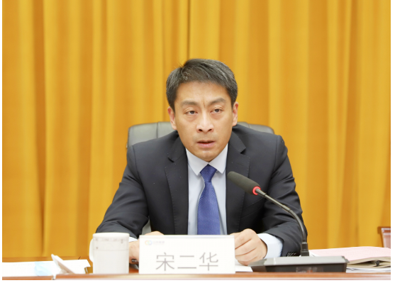 　橡膠公司董事長(zhǎng)、總經(jīng)理宋二華在會(huì)上指出，2022年，大事、難事、棘手事接踵而至，工作節(jié)奏快、頭緒多，公司上下自信自強(qiáng)守正創(chuàng)新，銳意進(jìn)取勇毅前行，各項(xiàng)工作穩(wěn)中有序。總體概括為：穩(wěn)中有進(jìn)、趨勢(shì)向好。體現(xiàn)在：運(yùn)行效率日趨穩(wěn)進(jìn)、戰(zhàn)術(shù)理念愈加精進(jìn)、重點(diǎn)任務(wù)扎實(shí)推進(jìn)。干事創(chuàng)業(yè)的氛圍、品牌創(chuàng)建的效應(yīng)、成本管控的質(zhì)效持續(xù)向好。