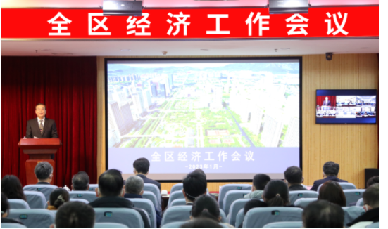 1月29日，在“臨港區(qū)2022年度總結(jié)表彰暨2023年工作動員大會”上，三角輪胎威海華茂橡膠科學(xué)技術(shù)分公司獲授“納稅明星獎”，三角輪胎股份有限公司獲2022年度“對外開放突出貢獻(xiàn)企業(yè)”表彰。