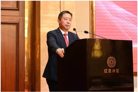 　紅豆集團董事局主席周海江作重要講話。他表示，過去的一年通用股份在逆境下不斷進化升級，穩(wěn)健發(fā)展。面對新的一年要充滿信心，積極把握中國經(jīng)濟快速恢復的新機遇，贏得主動，為實現(xiàn)百億通用、千億紅豆添磚加瓦!