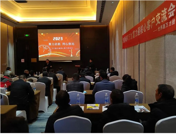 萬力輪胎銷售總監(jiān)王磊向到場客戶介紹了廣州工控集團基本情況和萬力輪胎的發(fā)展規(guī)劃，研究院合肥分院主管工程師王海洋重點對2023年新產(chǎn)品和研發(fā)技術亮點工作進行講解。