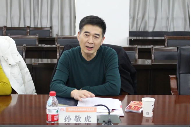 陜西省商務(wù)廳副廳長孫敬虎一行到延長橡膠公司調(diào)研座談，公司總經(jīng)理張航偉、營銷總監(jiān)王國強(qiáng)及相關(guān)部門負(fù)責(zé)人參加了會(huì)談。