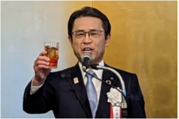 橫濱橡膠社長(zhǎng)山石昌孝稱，公司今年要穩(wěn)步推進(jìn)中期經(jīng)營(yíng)計(jì)劃。他預(yù)測(cè)，市場(chǎng)價(jià)格競(jìng)爭(zhēng)會(huì)加劇，需提升高附加值產(chǎn)品銷售比例來(lái)盈利。