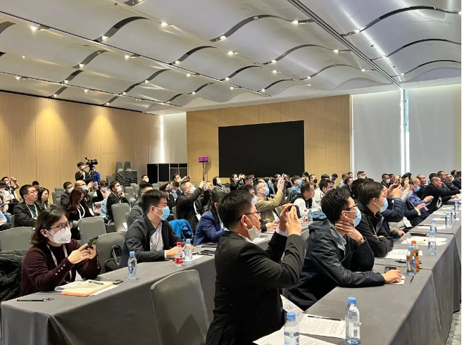 陳平認為，2023年曙光已現(xiàn)，呼吁輪胎行業(yè)以2023年為起點，團結(jié)一心、減少內(nèi)卷，以更好的姿態(tài)進入全球市場。