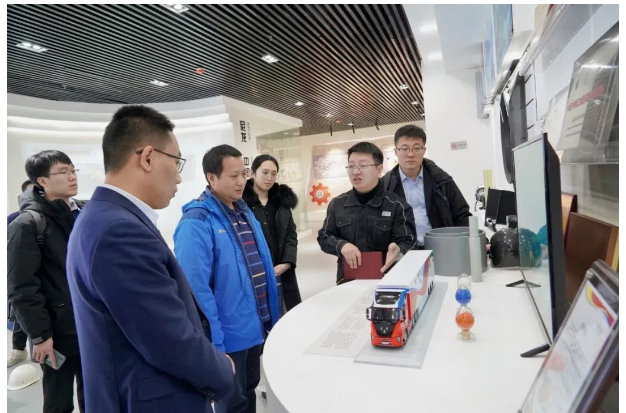 在科華賽邦新材料展廳，一行領(lǐng)導(dǎo)詳細(xì)了解了科華賽邦與白俄羅斯國家科學(xué)院合作研發(fā)的落地產(chǎn)品“耐低溫尼龍材料、碳纖維、高性能改性尼龍材料、聚酯類材料、3D增材材料”等多類復(fù)合材料