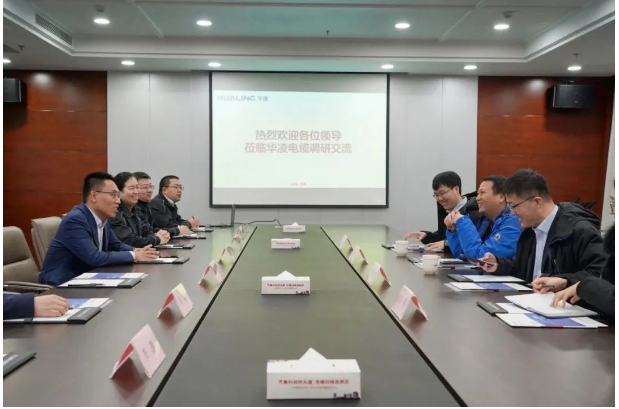 參觀結(jié)束后一行領(lǐng)導(dǎo)到會議室進(jìn)行座談交流。