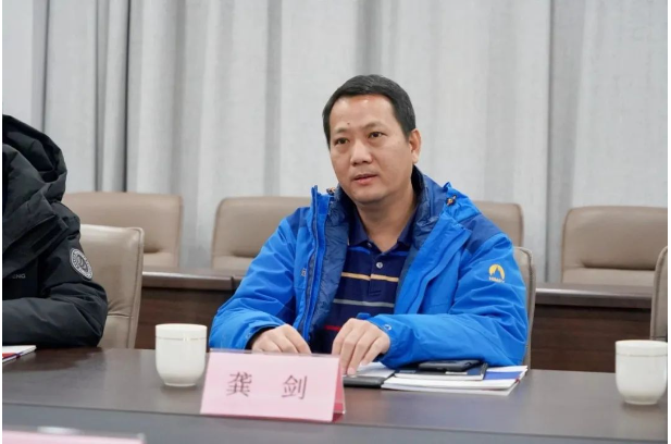座談會上山東華凌電纜副總裁、董事會秘書王飛先生向深交所、市金融監(jiān)管局領(lǐng)導(dǎo)介紹了企業(yè)發(fā)展歷程、行業(yè)情況、融資情況及上市工作情況，并表示華凌將做好基礎(chǔ)工作、穩(wěn)健發(fā)展，加快上市進(jìn)程。
