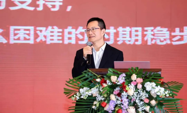 中策橡膠集團(tuán)高級副總經(jīng)理葛國榮指出，烏卡時代(易變不穩(wěn)定、復(fù)雜環(huán)境下)，中策卡客車輪胎將繼續(xù)圍繞零售商來精準(zhǔn)實(shí)施政策支持、渠道建設(shè)支持、供應(yīng)鏈體系完善、數(shù)字化賦能、集團(tuán)車隊(duì)合作生態(tài)支持等，幫助中策家人在內(nèi)卷時代突出重圍、持久賺錢。